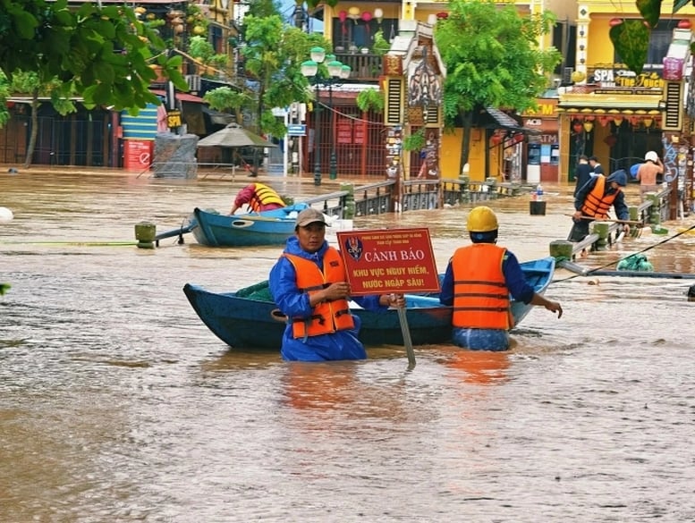Tập trung ứng phó khẩn cấp, khắc phục hậu quả mưa lũ lớn tại khu vực Trung Bộ- Ảnh 1.