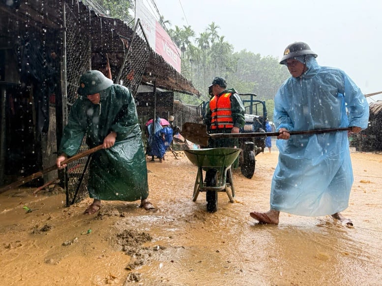 Quân khu 5: Lập Ban chỉ huy tiền phương ứng phó mưa lũ, sạt lở khu vực miền núi- Ảnh 2.