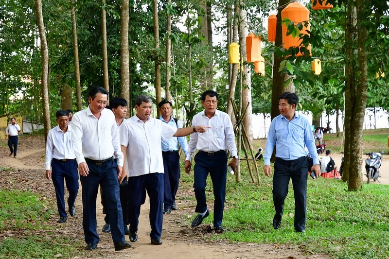 Đồng chí Kim Ngọc Thái- Phó Bí thư Tỉnh ủy và đoàn công tác đến kiểm tra tại Khu danh lam thắng cảnh Ao Bà Om.

