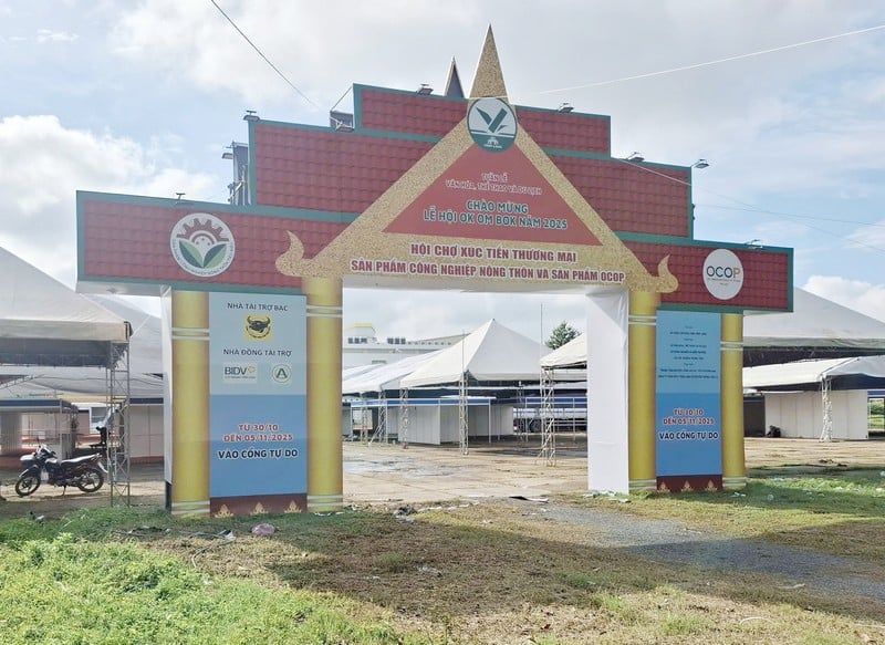 Gerbang utama Pameran Dagang Promosi - Produk Industri Pedesaan dan Produk OCOP. Foto: MY NHAN