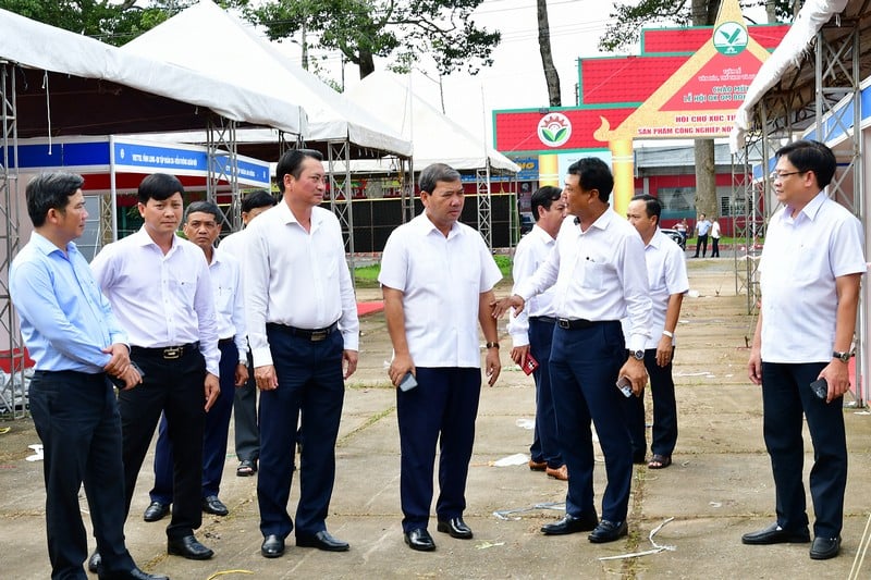 Para pemimpin provinsi dan sektor meninjau persiapan Pameran pada sore hari tanggal 27 Oktober. Foto: BA THI