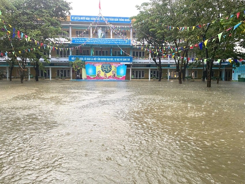 ভারী বৃষ্টিপাত এবং বন্যার কারণে নিরাপত্তা নিশ্চিত করতে হিউ শহরের অনেক স্কুল বন্ধ করে দেওয়া হয়েছে। ছবি: মিন হিয়েন