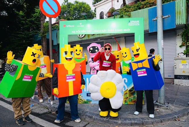 Những trang phục độc đáo trên đường chạy VPBank Hanoi International Marathon 2025 - Ảnh 1.