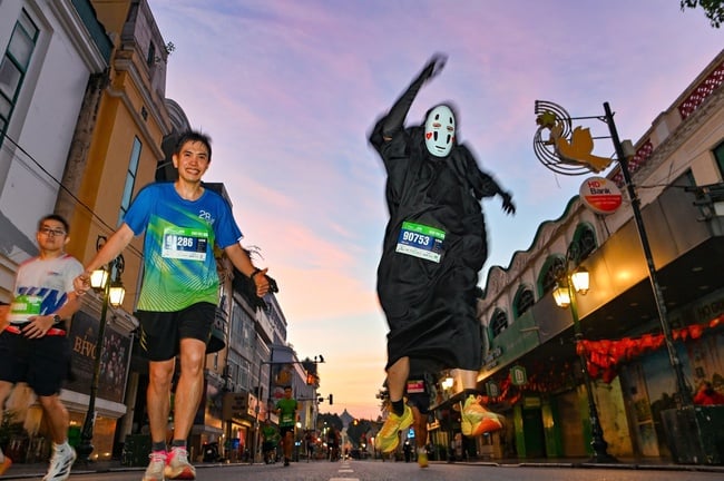 Những trang phục độc đáo trên đường chạy VPBank Hanoi International Marathon 2025 - Ảnh 2.