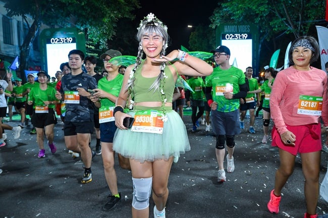 Những trang phục độc đáo trên đường chạy VPBank Hanoi International Marathon 2025 - Ảnh 3.