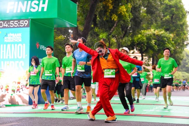 Những trang phục độc đáo trên đường chạy VPBank Hanoi International Marathon 2025 - Ảnh 4.