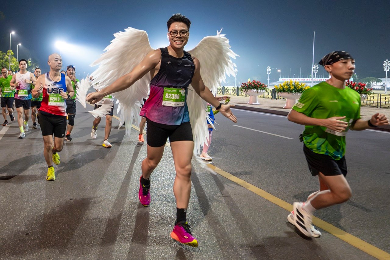 Những trang phục độc đáo trên đường chạy VPBank Hanoi International Marathon 2025 - Ảnh 5.