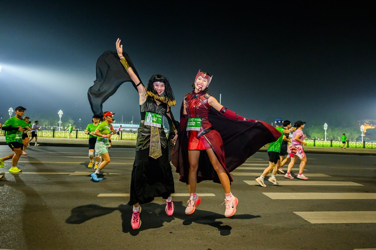 Những trang phục độc đáo trên đường chạy VPBank Hanoi International Marathon 2025 - Ảnh 6.