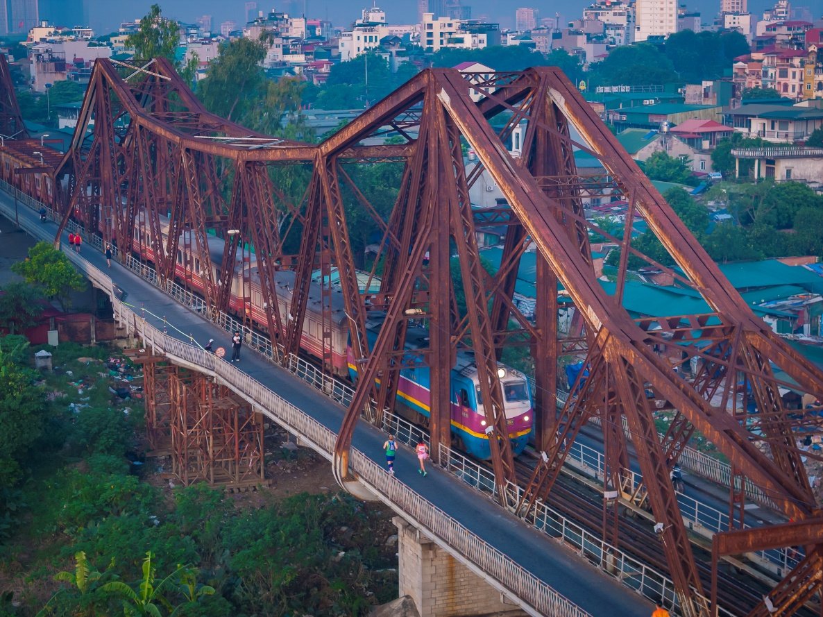 Những trang phục độc đáo trên đường chạy VPBank Hanoi International Marathon 2025 - Ảnh 7.