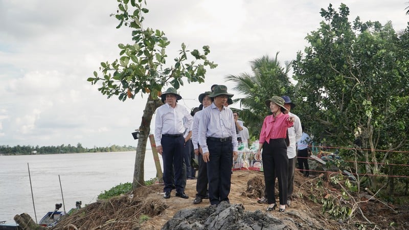 Bí thư Tỉnh ủy- Trần Văn Lâu cùng đoàn công tác khảo sát tình hình sạt lở tại cồn Thanh Long.