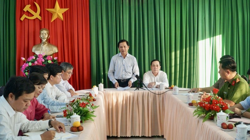 Bí thư Tỉnh ủy- Trần Văn Lâu phát biểu tại buổi làm việc  với Đảng uỷ, UBND xã Quới Thiện.
