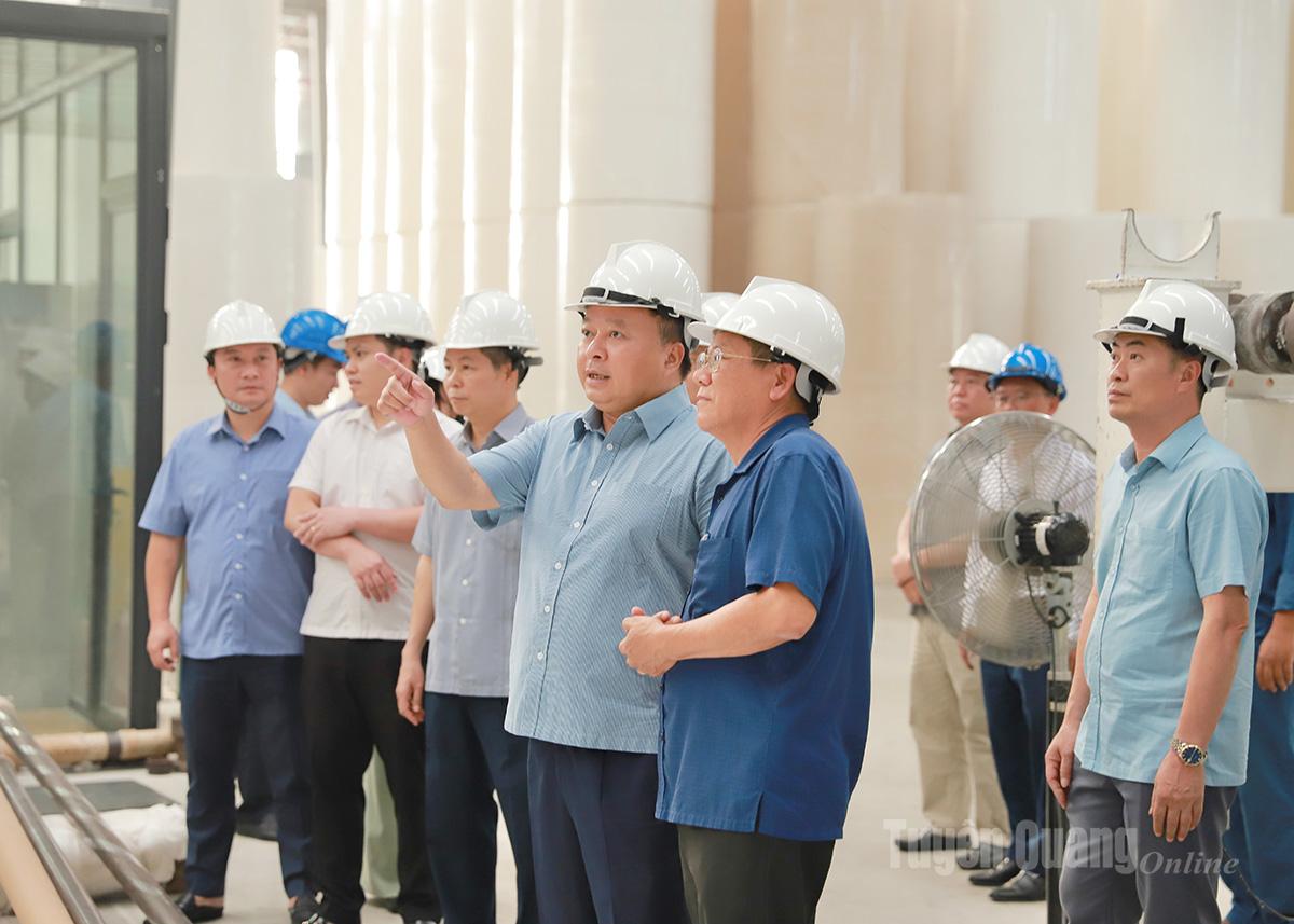 Ordföranden för provinsens folkkommitté, Phan Huy Ngoc, inspekterade produktionslinjen vid Hong Phat Companys pappersbruk.