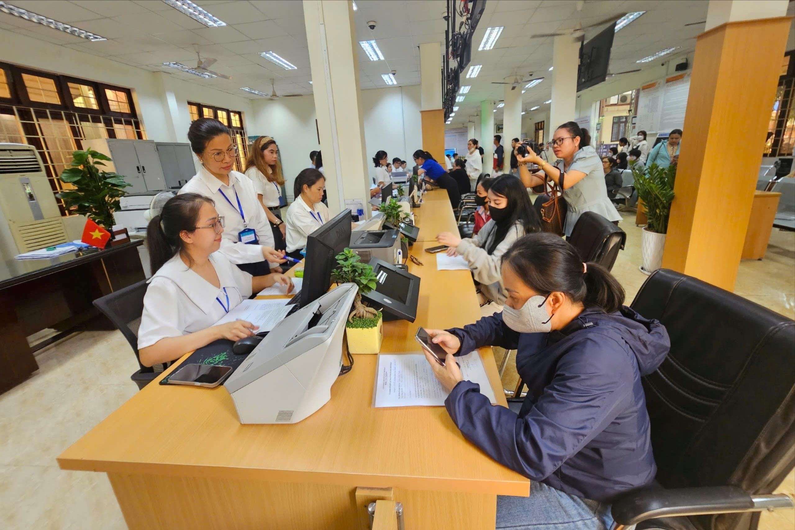 Buon Ma Thuot-distriktets servicecenter för offentlig förvaltning hanterar procedurer för människor.
