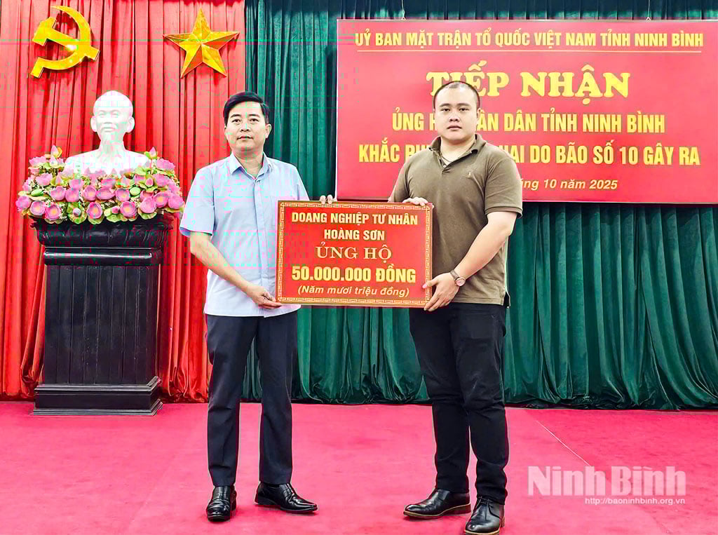 Întreprinderea privată Hoang Son oferă 50 de milioane de VND pentru a ajuta oamenii din provincia Ninh Binh să depășească consecințele furtunii nr. 10. Foto: Minh Hai