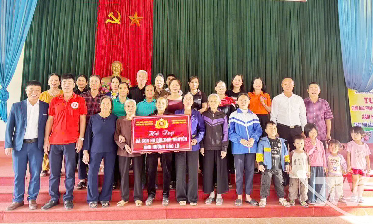 Representanter för den vietnamesiska Bui-klanen gav gåvor till människor som drabbats av regn och översvämningar.