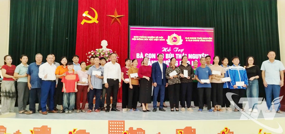 Representanter för Vietnam Buis etniska råd gav gåvor till människor som drabbats av regn och översvämningar.
