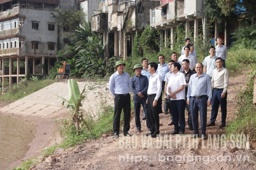 Đoàn công tác kiểm tra thực tế đoạn kè chống sạt lở bờ sông Kỳ Cùng, xã Lộc Bình