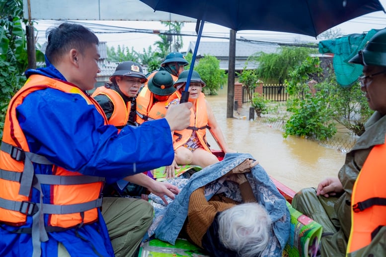 TP Huế khẩn trương sơ tán bệnh nhân, người già ra khỏi vùng ngập sâu- Ảnh 3.