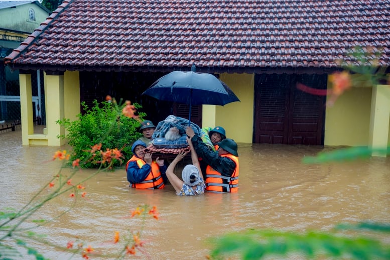 TP Huế khẩn trương sơ tán bệnh nhân, người già ra khỏi vùng ngập sâu- Ảnh 4.