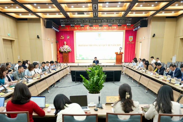 Rättsväsendet: Många enastående resultat inom lagstiftning och digital omvandling - Foto 2. Ngành Tư pháp: Nhiều kết quả nổi bật trong xây dựng pháp luật và chuyển đổi số- Ảnh 2.