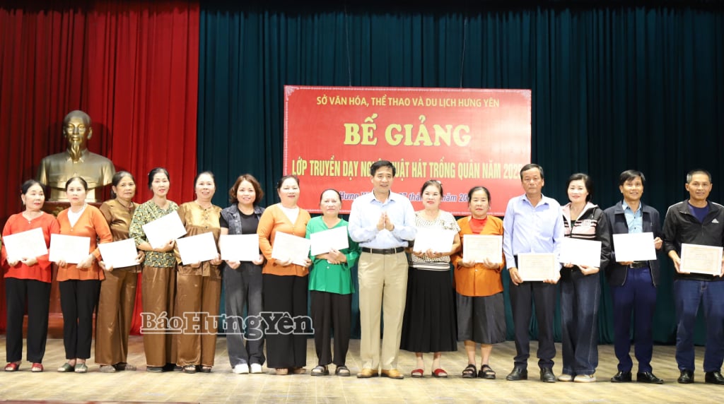 ថ្នាក់ដឹកនាំមន្ទីរវប្បធម៌ កីឡា និងទេសចរណ៍ ប្រគល់វិញ្ញាបនបត្រជូនសិស្សានុសិស្ស។