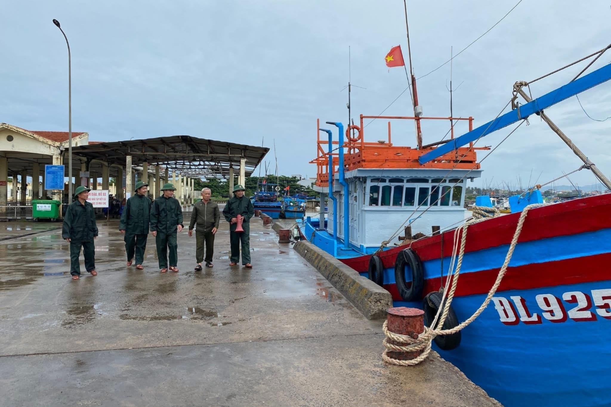 Ofițerii și soldații Stației de Grăniceri Tuy Hoa se mobilizează printre pescarii din zona portuară Dong Tac pentru a preveni și evita furtuna nr. 12. Fotografie: Ngoc Lan