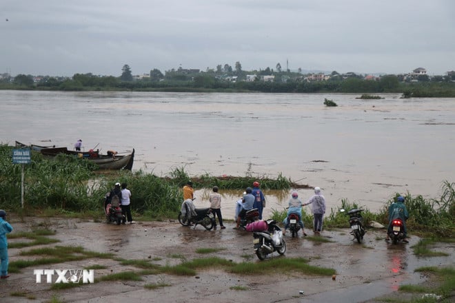 ttxvn-nuoc-ngap-quang-ngai-3.jpg