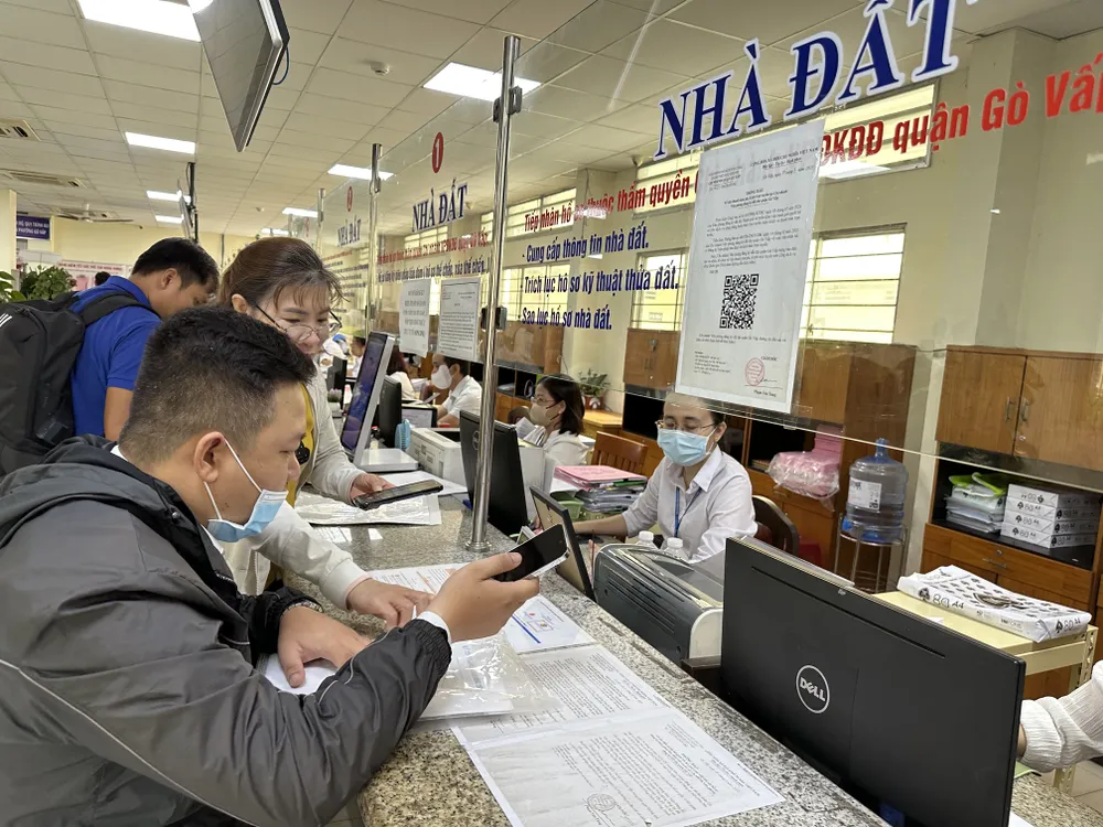 Människor kommer till folkkommittén i Go Vap-distriktet (HCMC) för att utföra fastighetsrelaterade åtgärder. Foto: THANH HIEN