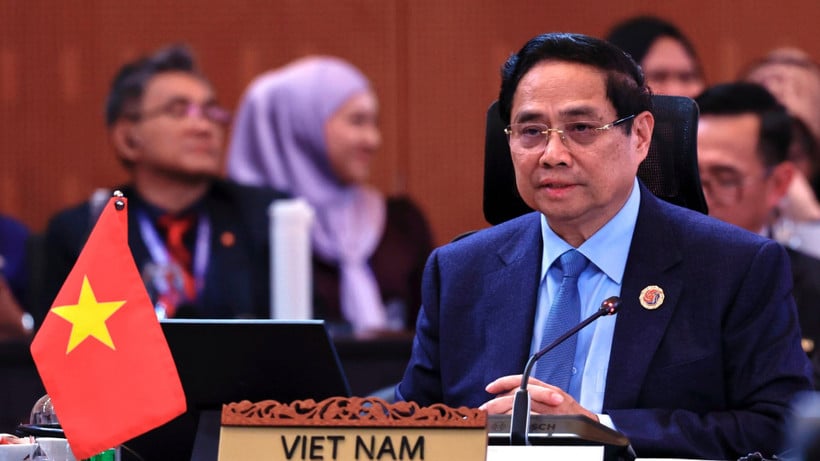 Premiärminister Pham Minh Chinh talar vid det 20:e Östasien-toppmötet (EAS). (Foto: VGP/Nhat Bac)