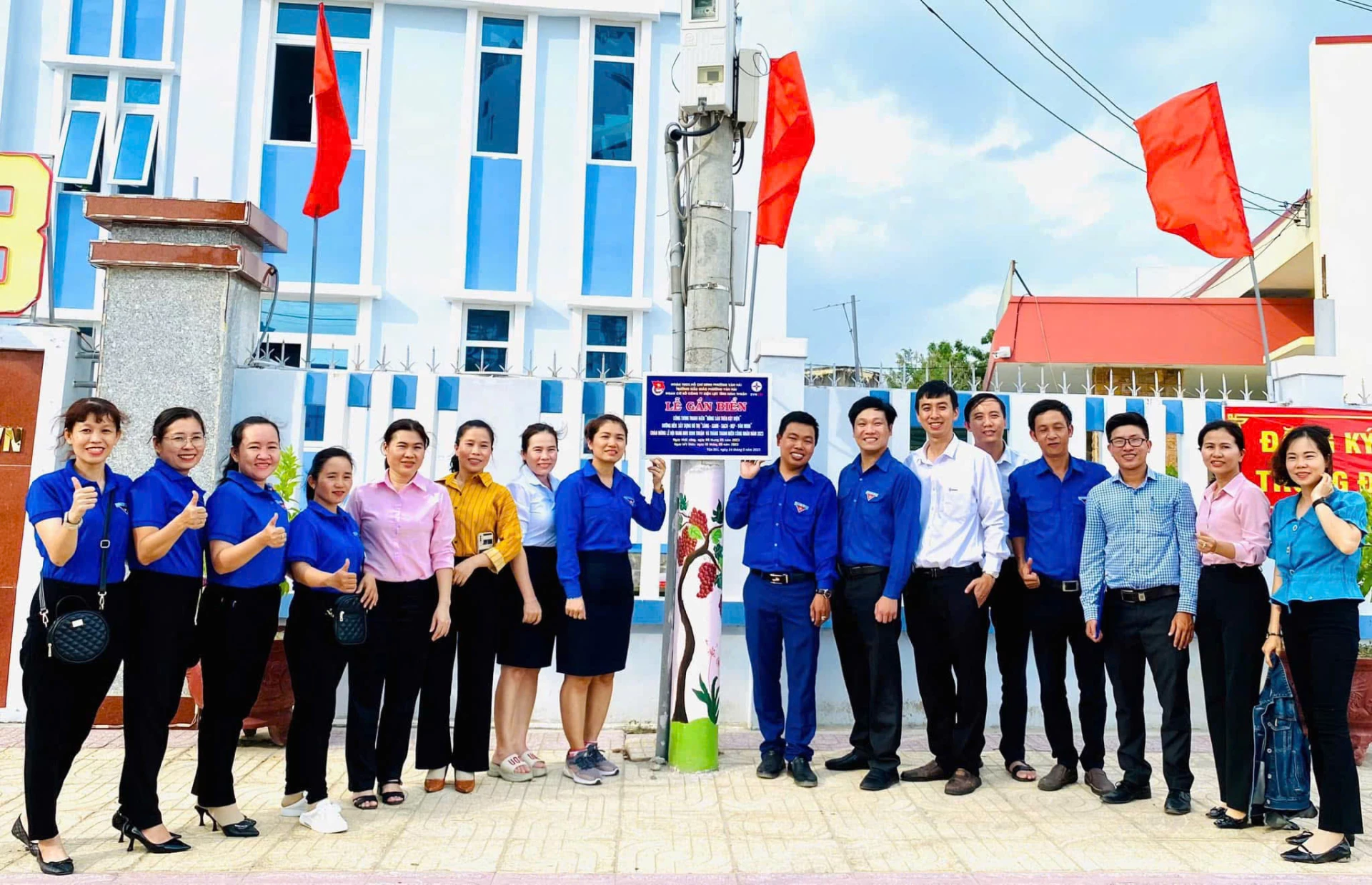 Khanh Hoa Power Companys ungdomsförbund satte upp en skylt för att välkomna ungdomsförbundskongressen på alla nivåer för mandatperioden 2025–2030.