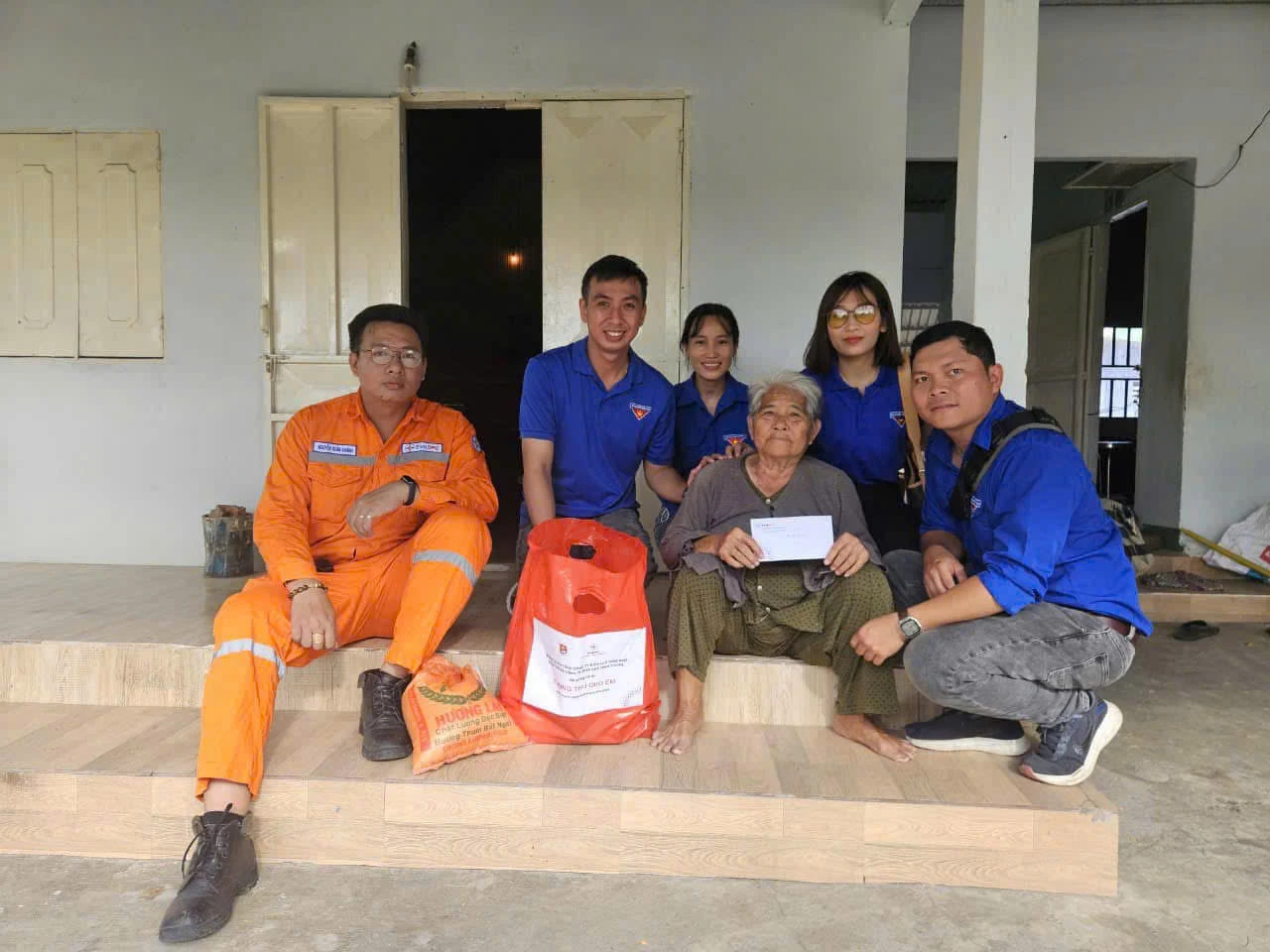 Ungdomsförbundet vid Ninh Thuan Power Company organiserade ett besök för att ge gåvor till hushåll i svåra omständigheter.