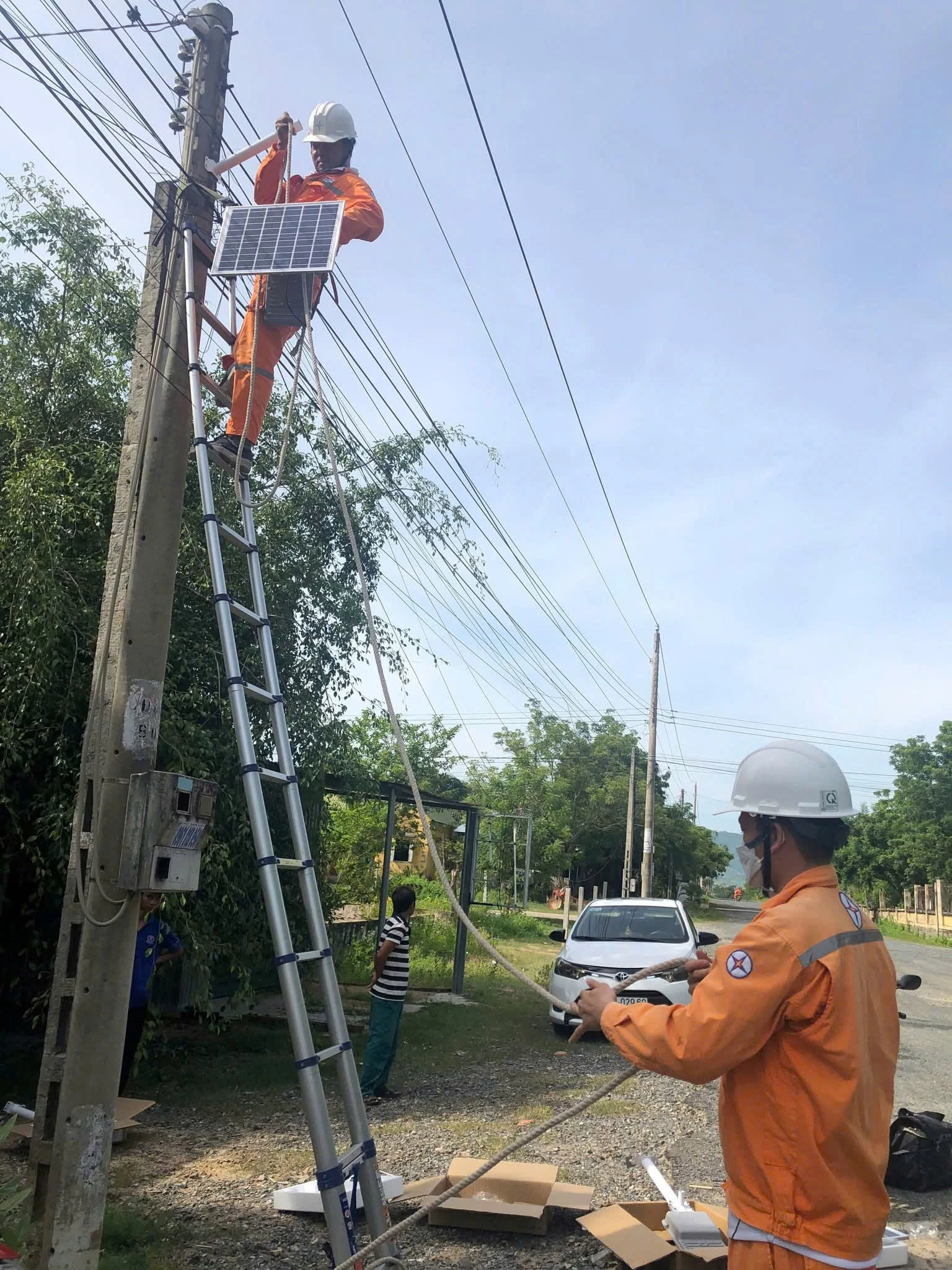 Ungdomsförbundsmedlemmar i Khanh Hoa Power Company installerar solcellslampor i ungdomsvolontärkampanjer.