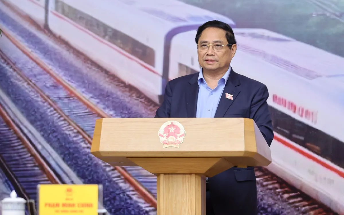 首相は、鉄道分野における主要工事および重要な国家プロジェクトに関する運営委員会の第4回会合を議長として開催した。写真:VGP Thủ tướng Chính phủ chủ trì phiên họp thứ 4 của Ban Chỉ đạo các công trình trọng điểm, dự án quan trọng quốc gia lĩnh vực đường sắt. Ảnh: VGP
