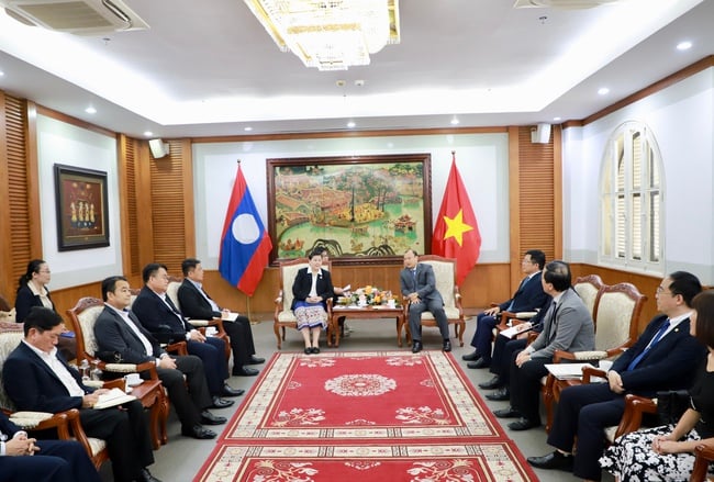 Thứ trưởng Thường trực Lê Hải Bình tiếp Phó Trưởng ban Tuyên huấn Trung ương Đảng Nhân dân Cách mạng Lào - Ảnh 3.