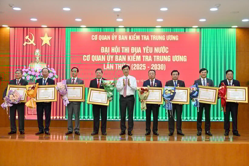 Ordföranden för den centrala inspektionskommissionen, Nguyen Duy Ngoc, delade ut arbetsmedaljer av första och andra klass till personer med enastående prestationer. (Foto: THUY NGUYEN)