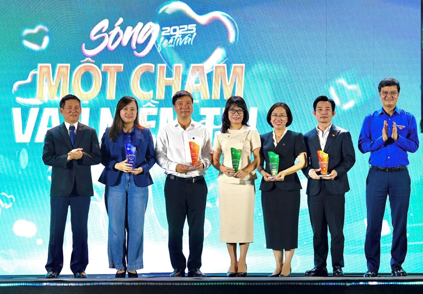 O vice-primeiro-ministro Ho Duc Phoc e o primeiro secretário da União Central da Juventude, Bui Quang Huy, entregaram medalhas comemorativas aos patrocinadores diamante Vietcombank e aos patrocinadores ouro: Agribank, MB, BIDV, Mastercard Vietnam. img-5867.jpg