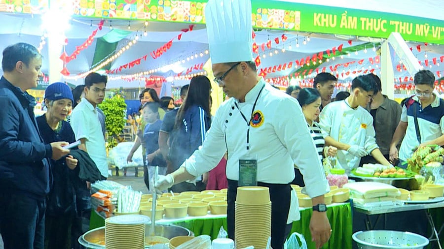 anh-tran-buu-thuong-che-bien-mon-bun-cha-ca-quy-nhon-cho-thuc-khach.jpg