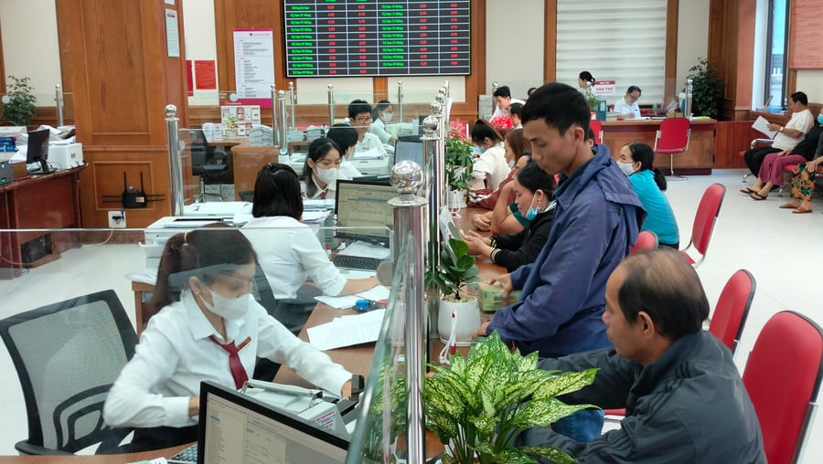 nhieu-khach-hang-tiep-can-va-vay-von-tu-agribank-binh-dinh.jpg
