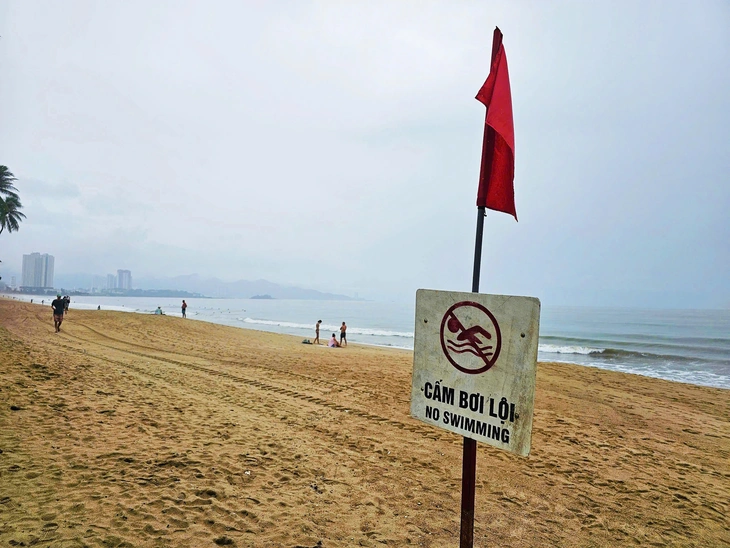 Liên tiếp xảy ra nhiều vụ đuối nước ở biển Nha Trang - Ảnh 1.