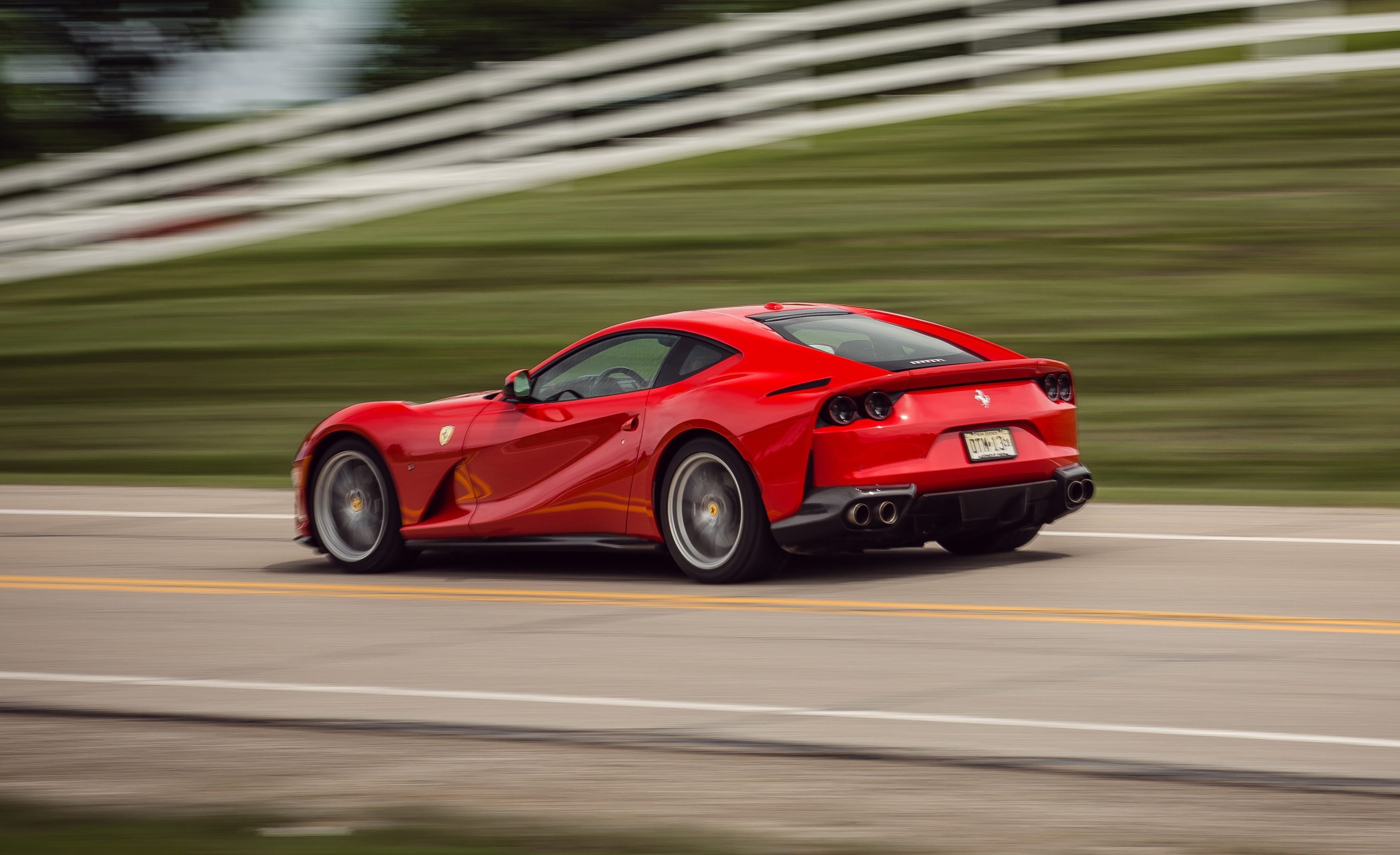 Ferrari 812 Superfast 2018, bagian belakang