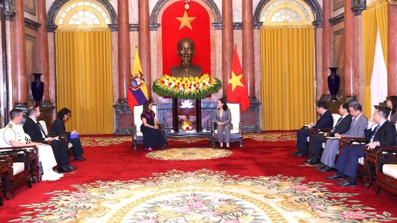 Vicepresident Vo Thi Anh Xuan tog emot Ecuadors vicepresident Maria Jose Pinto Gonzalez Artigas.