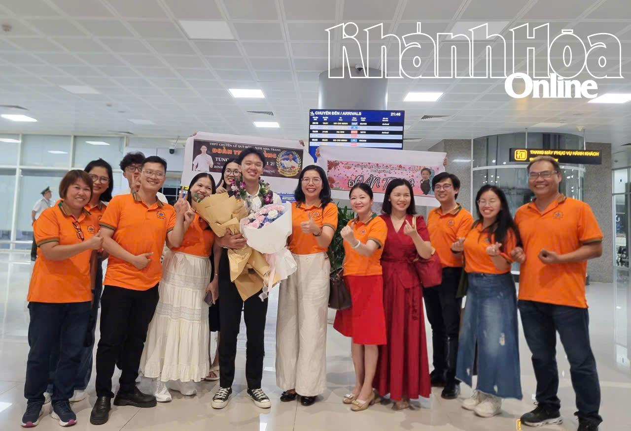 Lehrer, Familie und Freunde machten Erinnerungsfotos mit Thanh Tung.