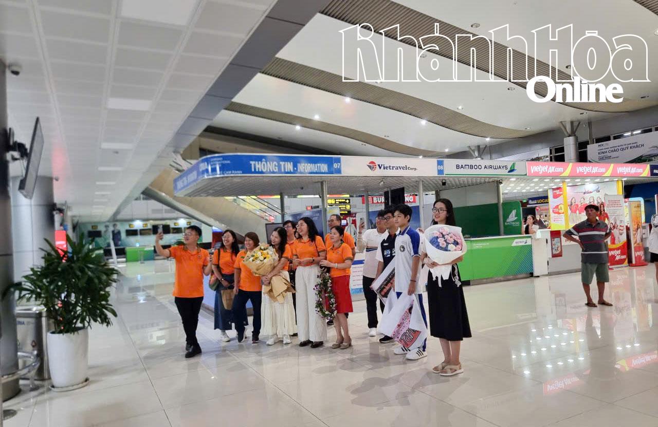 Lehrer und Freunde warten auf Doan Thanh Tung