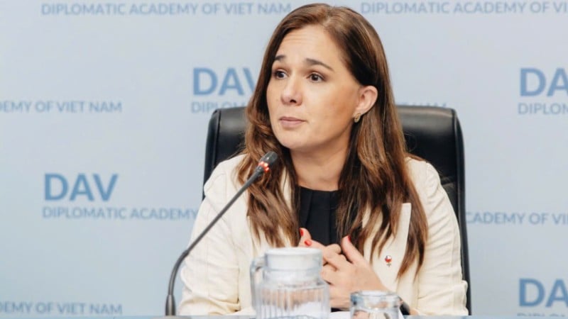 Gloria De La Fuente, Chiles biträdande utrikesminister, berättar om den feministiska utrikespolitiken i Chile. (Foto: Diplomatic Academy)