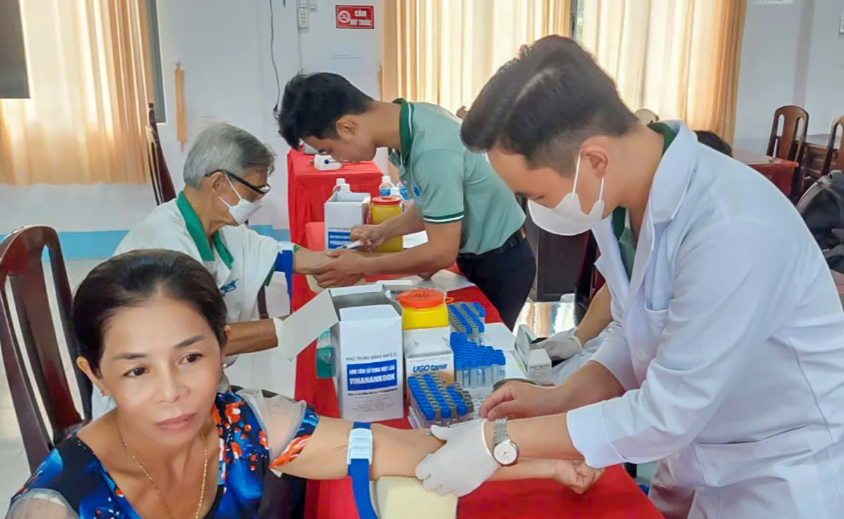 Geschenke verteilen und Krankheiten für benachteiligte Frauen in der Gemeinde Dong Phuoc untersuchen