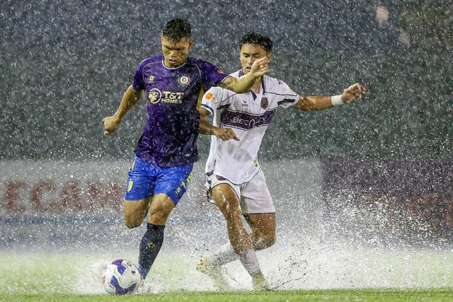HLV Kewell ngán ngẩm mặt sân V-League: 'Tôi chưa từng thấy thứ này bao giờ'- Ảnh 2.