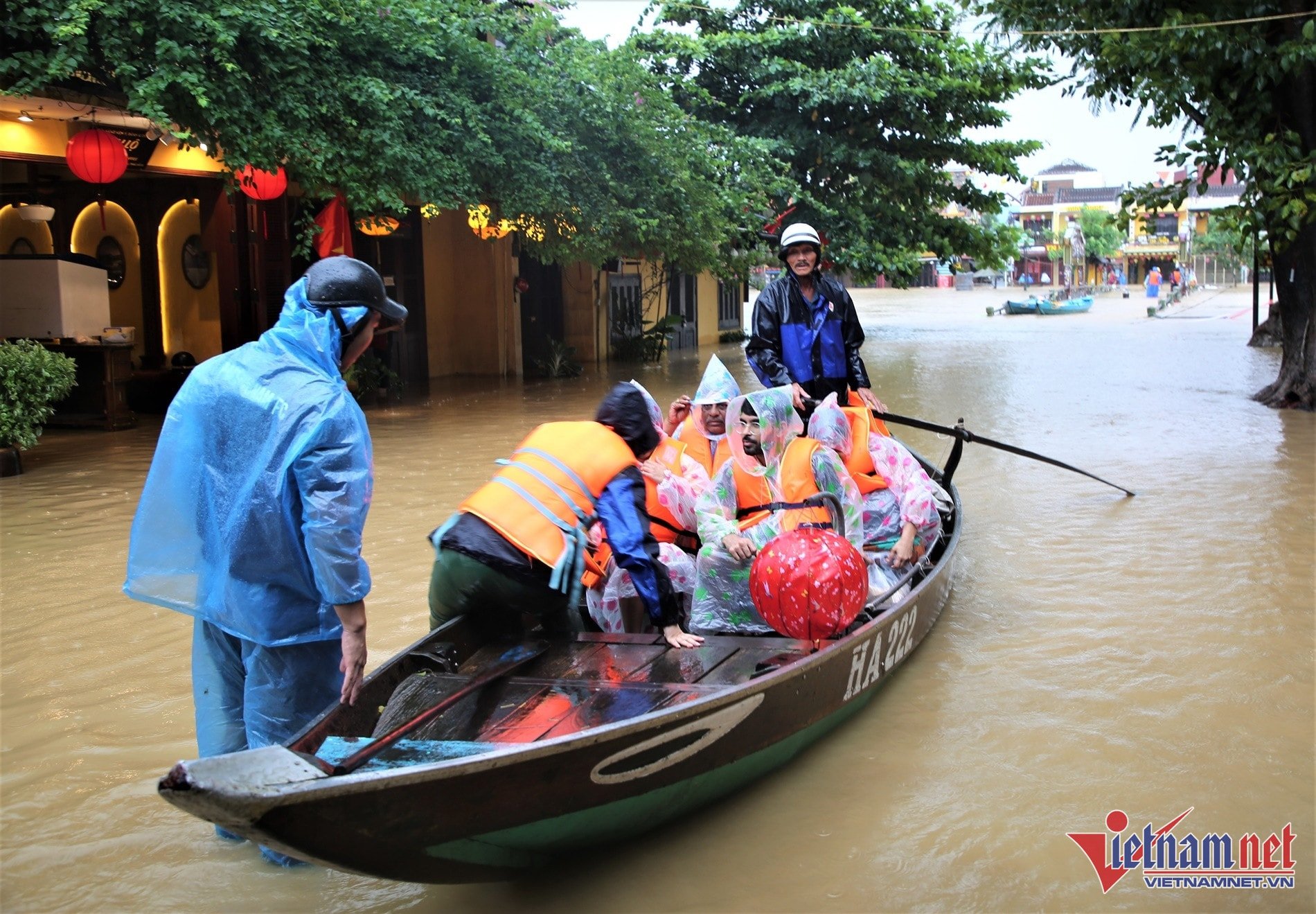 British tourist Brian shares his memorable experience traveling by boat during flood season.