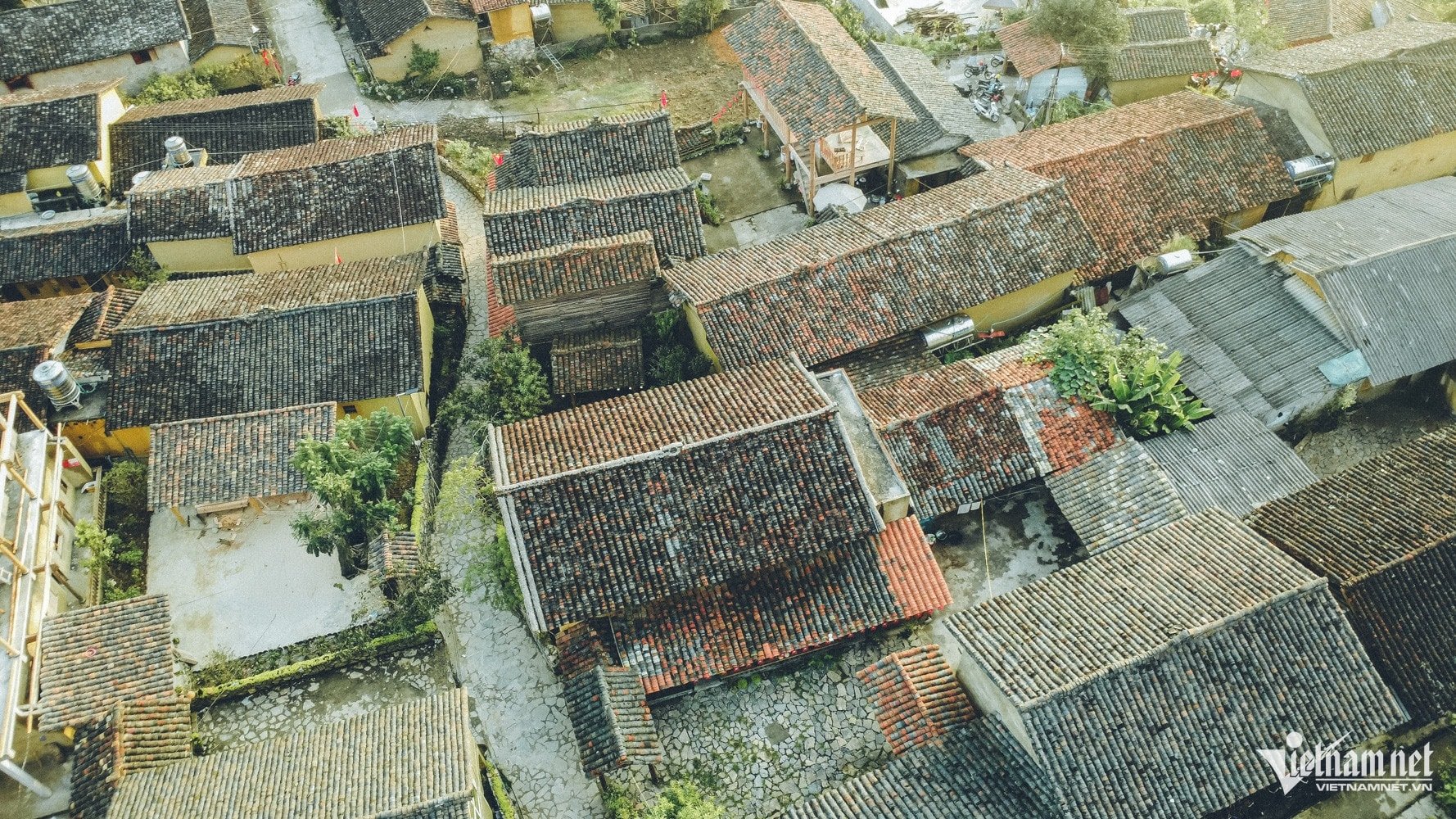 Une ancienne maison en terre avec un toit en tuiles yin-yang typique à Lo Lo Chai.