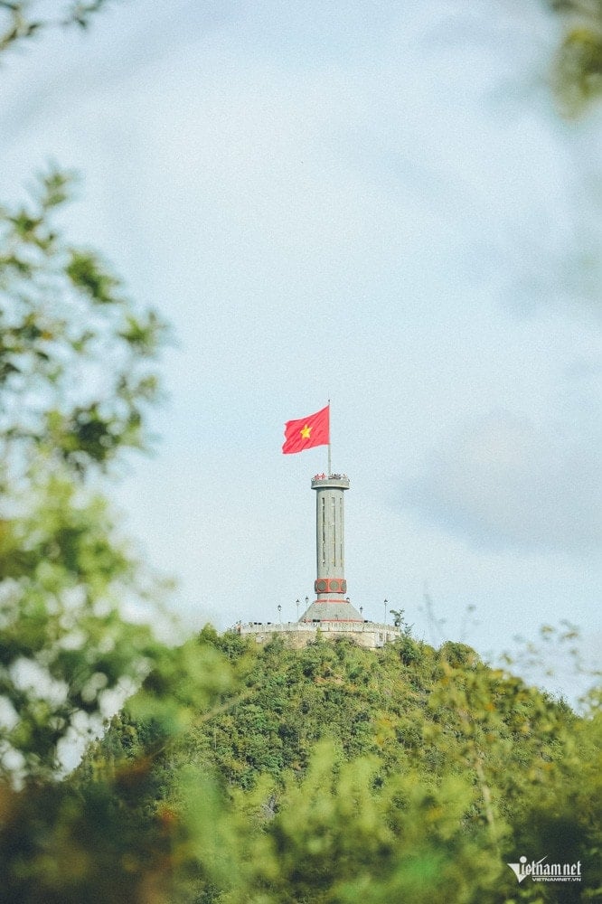 Le mât du drapeau Lung Cu se dresse fièrement au sommet de la montagne du Dragon, surplombant le village de Lo Lo Chai.