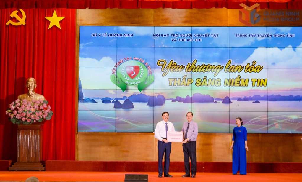 ທ່ານ Lanh The Vinh, ປະທານສະມາຄົມໜູນຊ່ວຍຄົນພິການ ແລະ ຄົນພິການແຂວງ ກວາງນິງ ໄດ້ຮັບການໜູນຊ່ວຍຈາກບັນດາອົງການ, ບຸກຄົນທັງຢູ່ພາຍໃນ ແລະ ຕ່າງປະເທດ. ພາບ: ຮວ່າງຢາງ